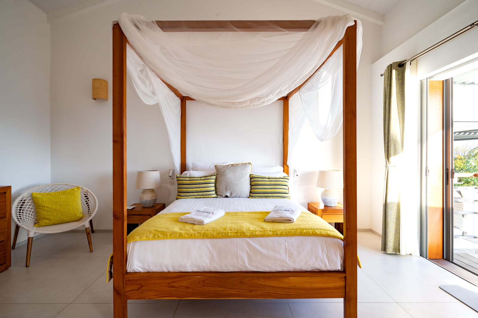 Chambre avec lit à baldaquin