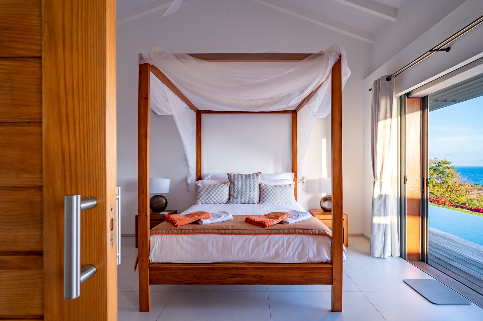 Chambre 3, lit à baldaquin et lampes de chevet