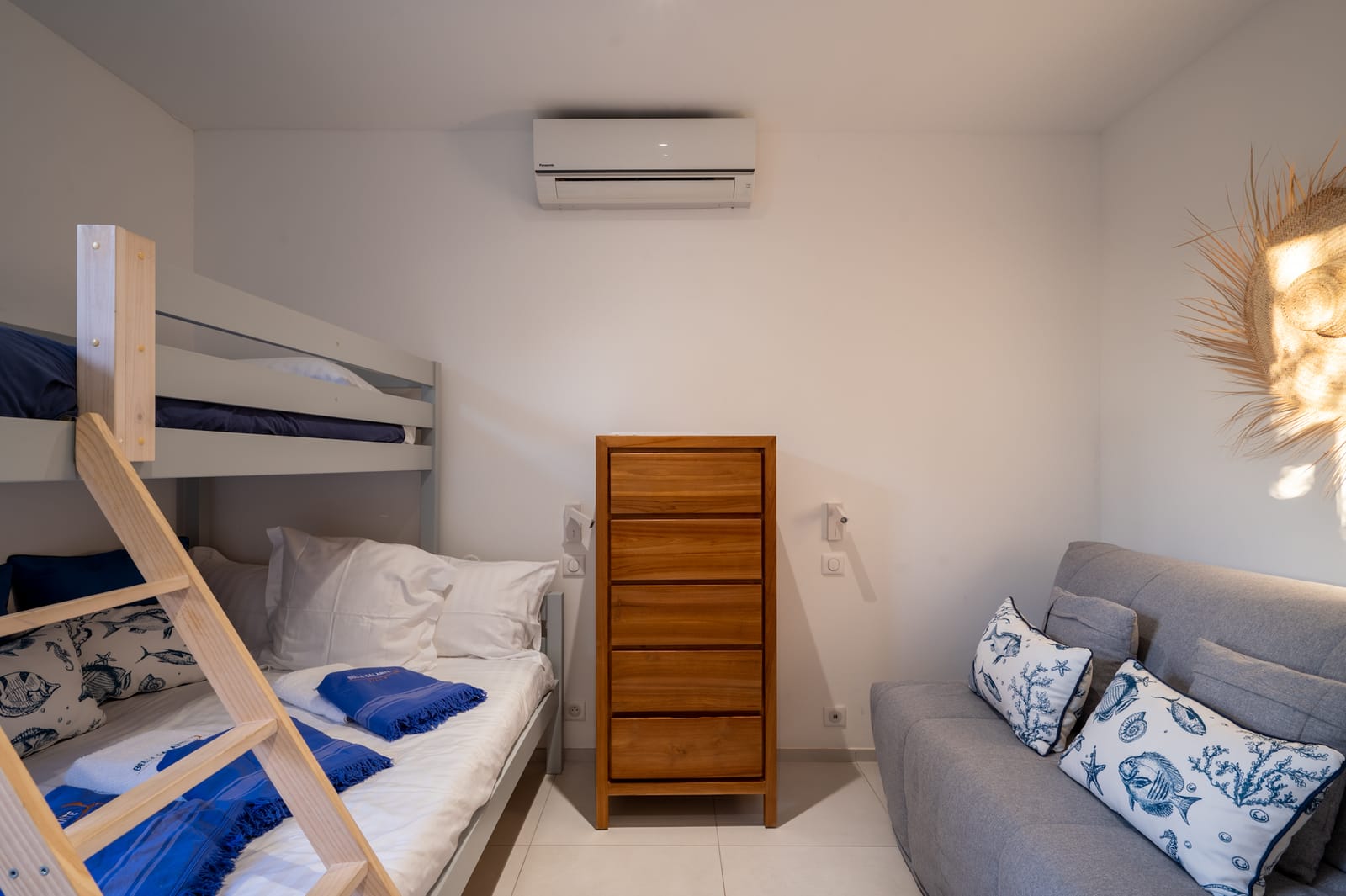 Chambre 5 avec lits superposés et canapé
