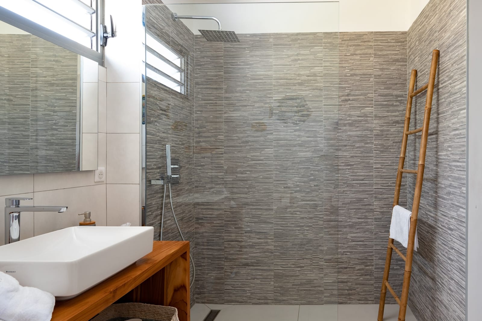 Salle d'eau avec douche à l'italienne et vasque