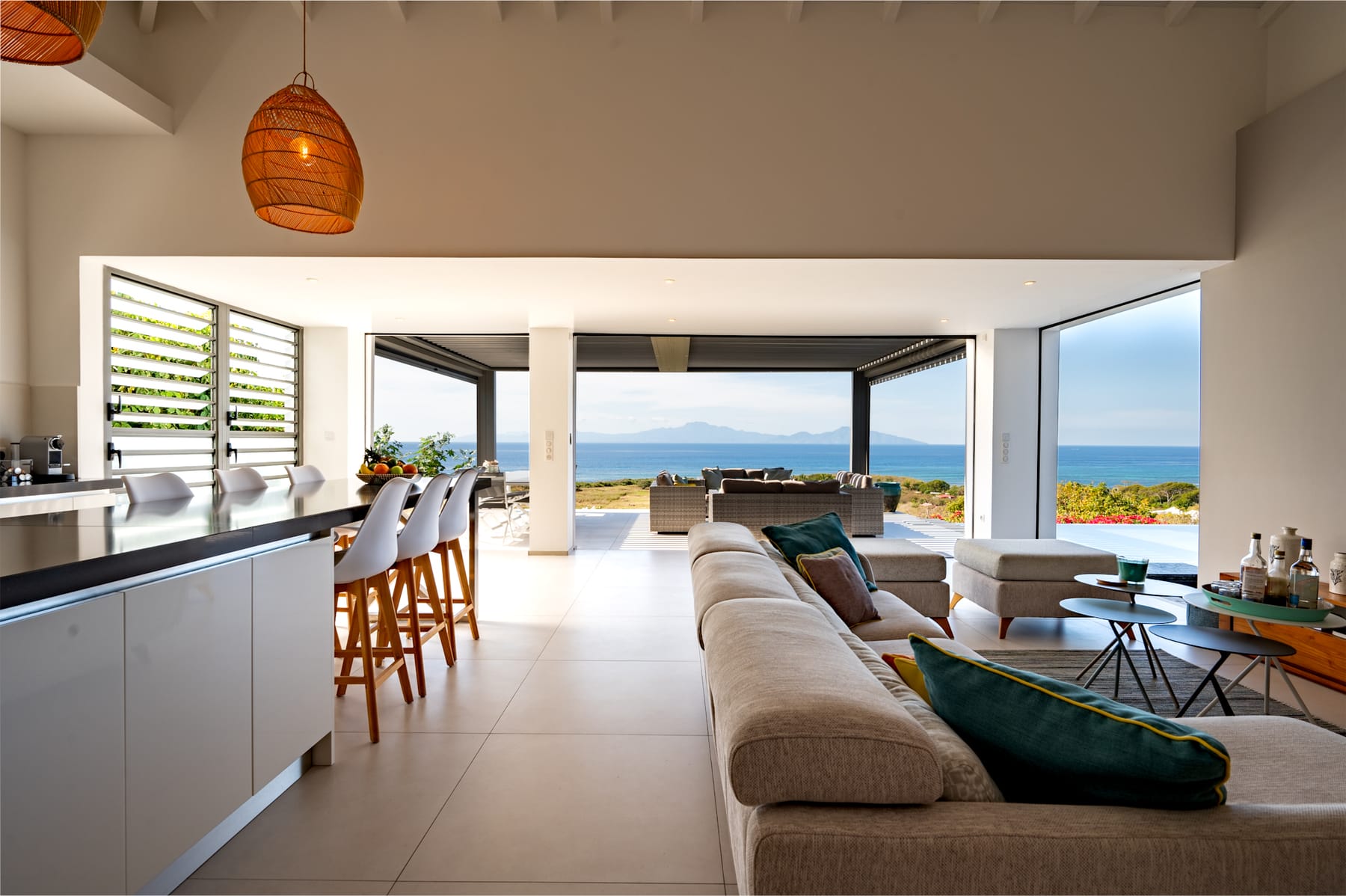 Salon et cuisine ouverts sur la terrasse