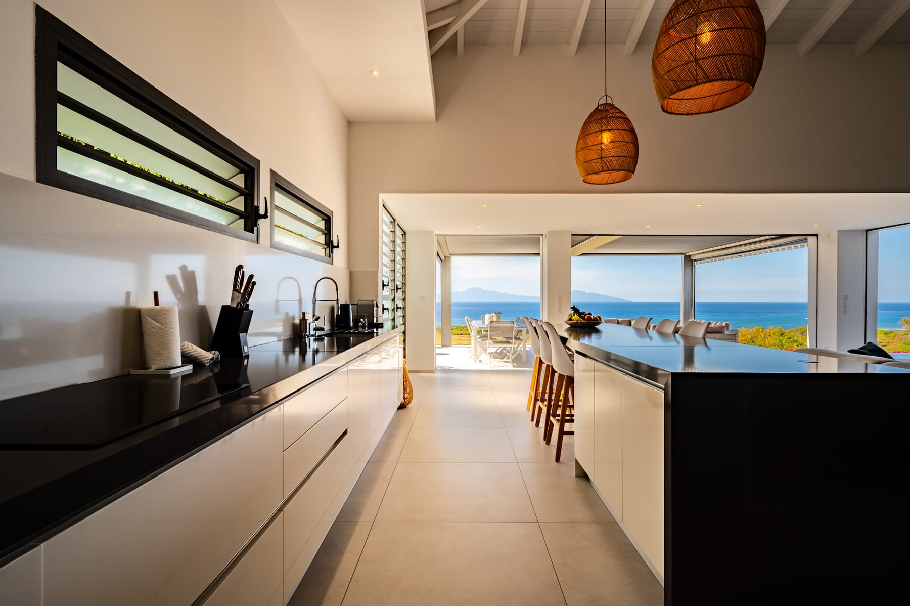 Cuisine équipée ouverte sur la mer