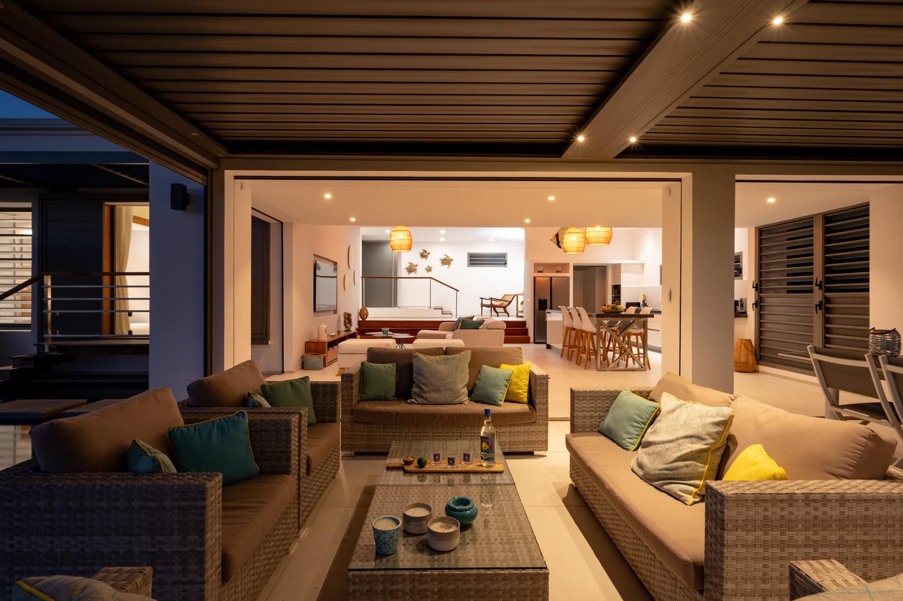 Salon extérieur de la villa à la tombée de la nuit