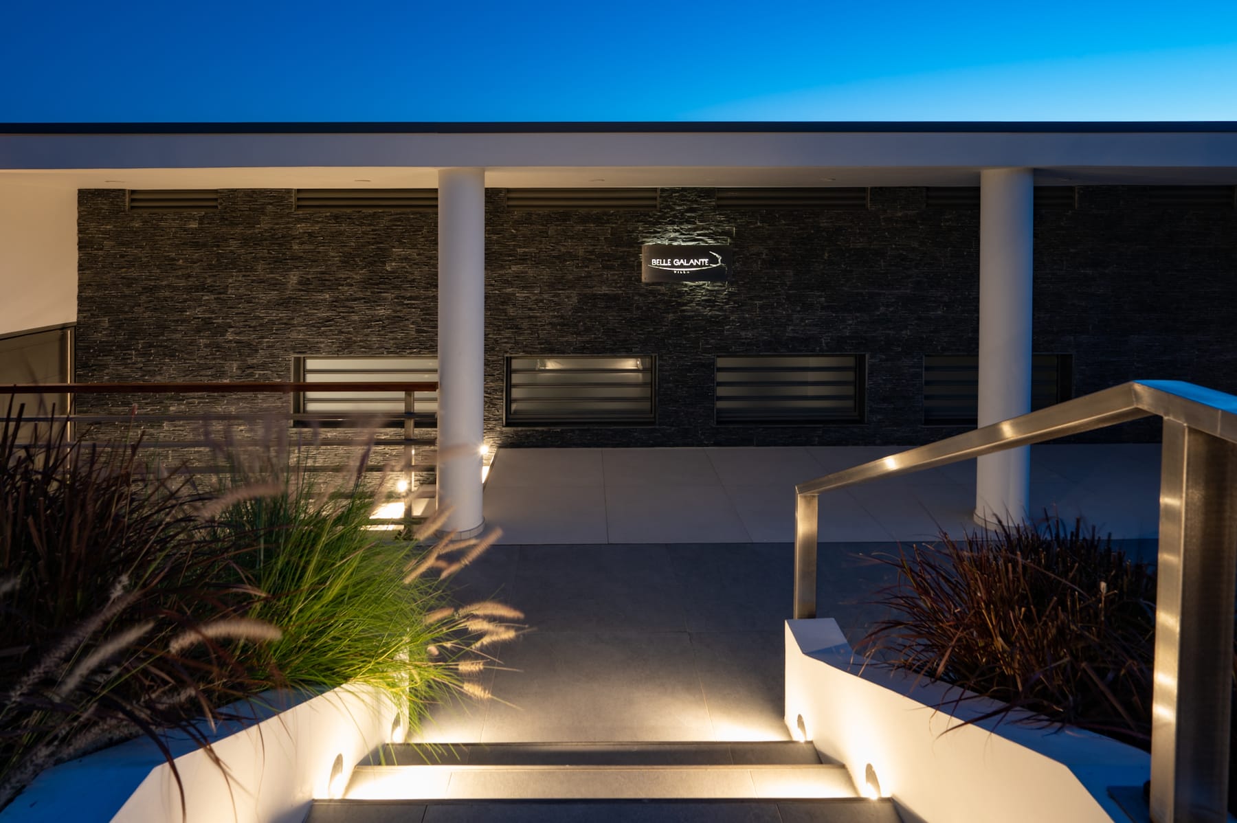 Entrée de la villa éclairée de nuit