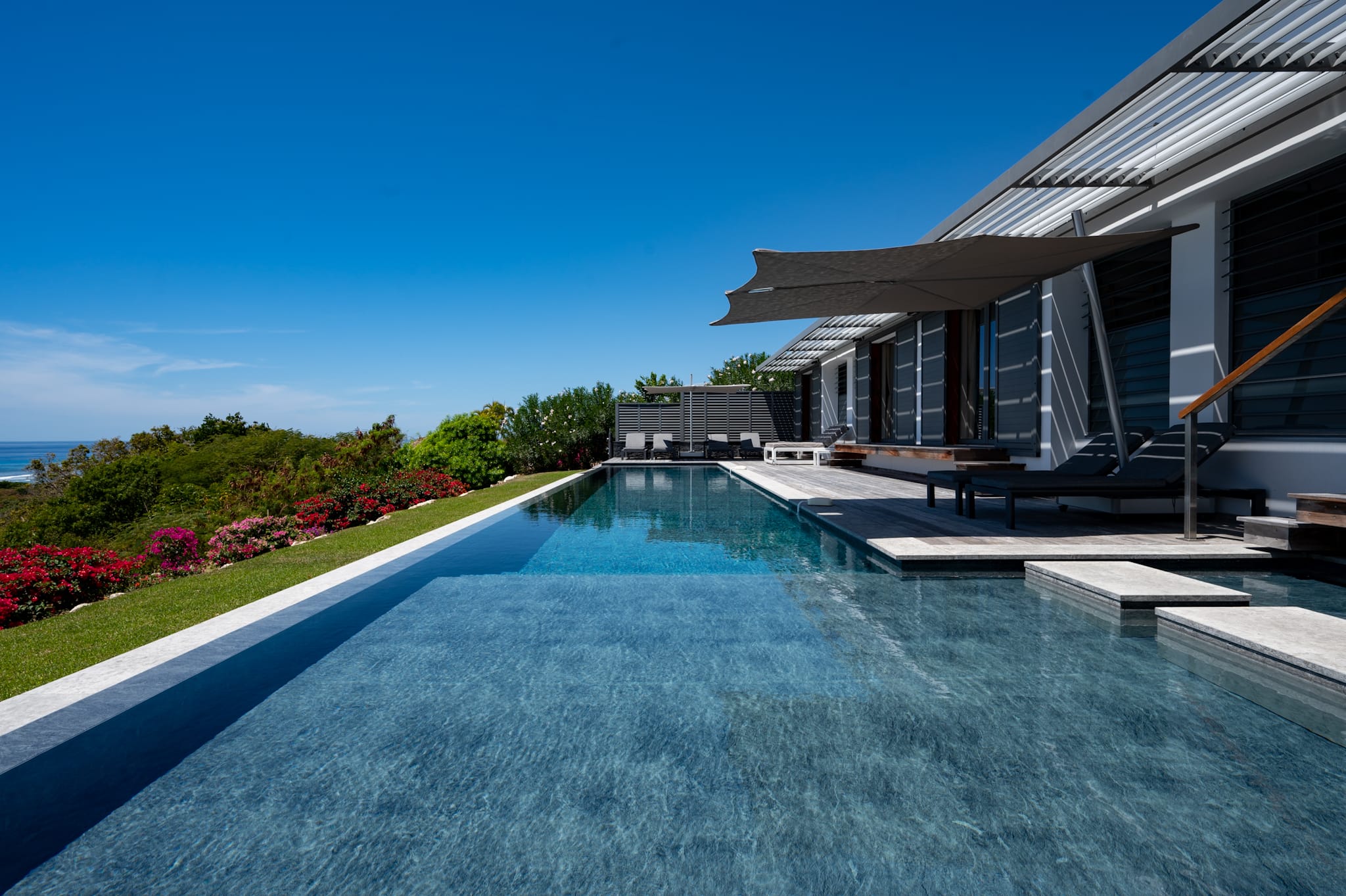 Piscine à débordement de la Villa Belle Galante sous un ciel bleu