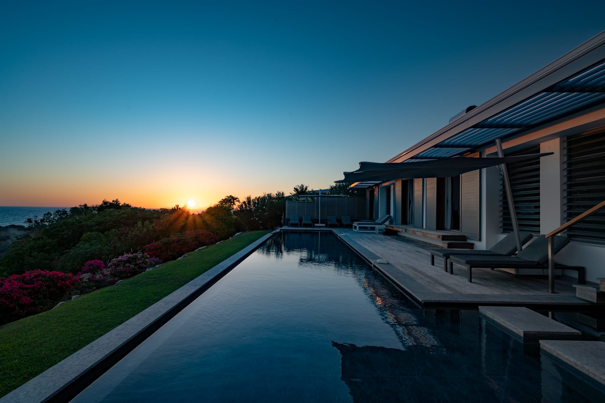 Coucher de soleil sur la piscine